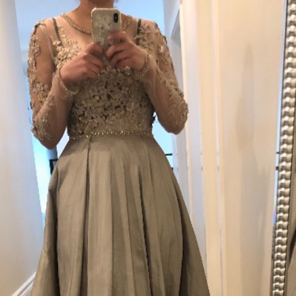 Floral Appliqué Long Sleeve Ballgown
MAC DUGGAL.